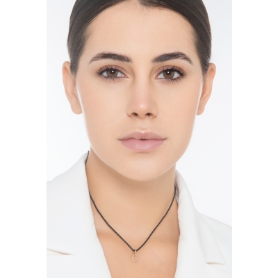 Pendentif avec la lettre initiale C en or jaune 18 carats.