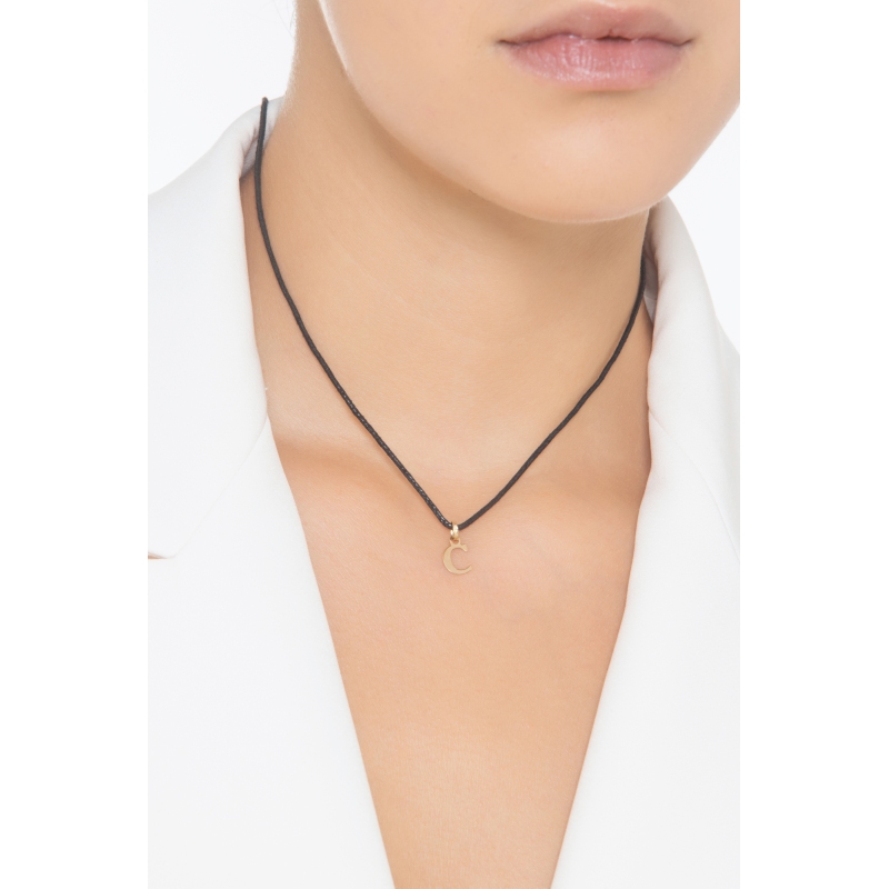 Pendentif avec la lettre initiale C en or jaune 18 carats.