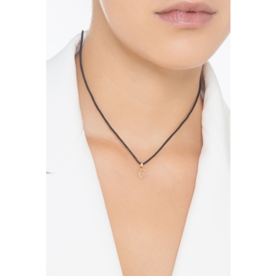 Pendentif avec la lettre initiale C en or jaune 18 carats.