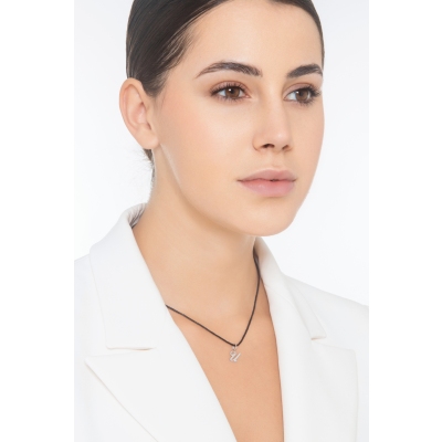 Pendentif avec lettre initiale U