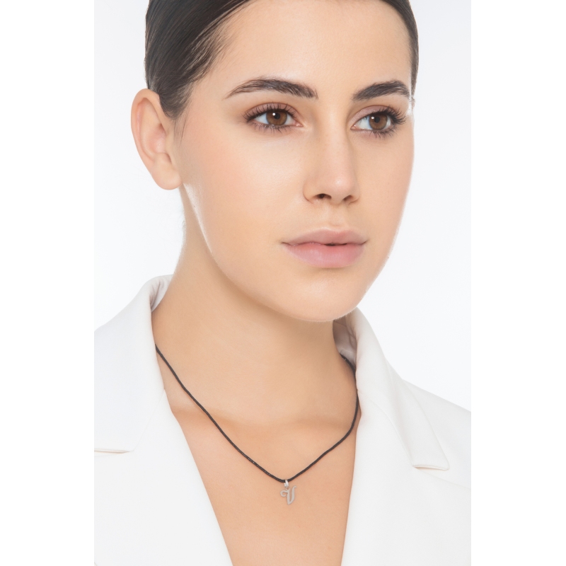 Pendentif avec la lettre V