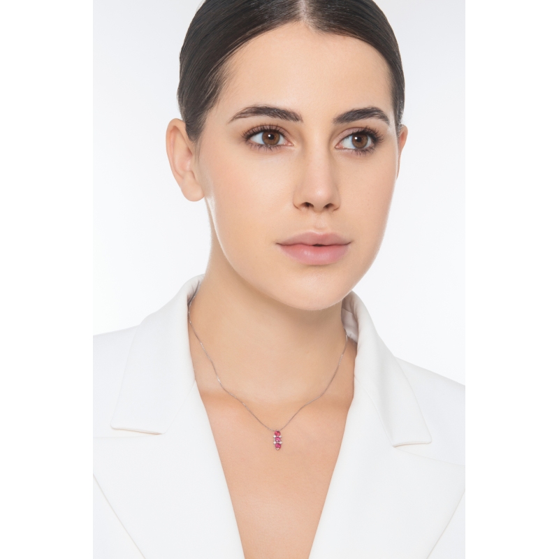 Collier en or blanc 18 carats avec rubis ovales et diamants