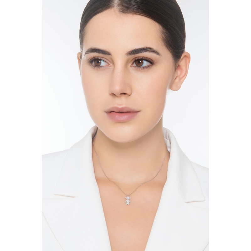 Collier en or blanc 18k avec pendentif petite fille en diamants 