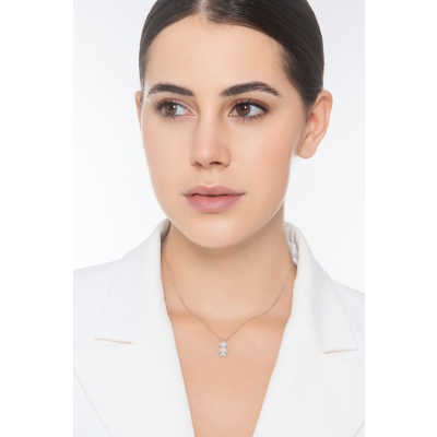 Collier en or blanc 18k avec pendentif petite fille en diamants 