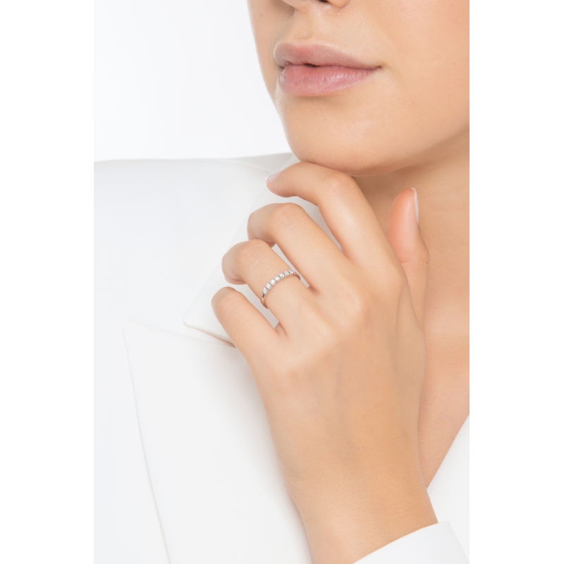 Bague demi-alliance en or blanc 18k avec sept diamants