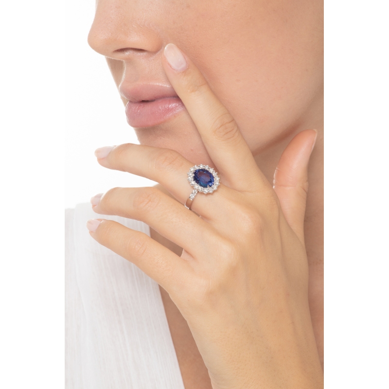 Bague or blanc avec saphir bleu et diamants