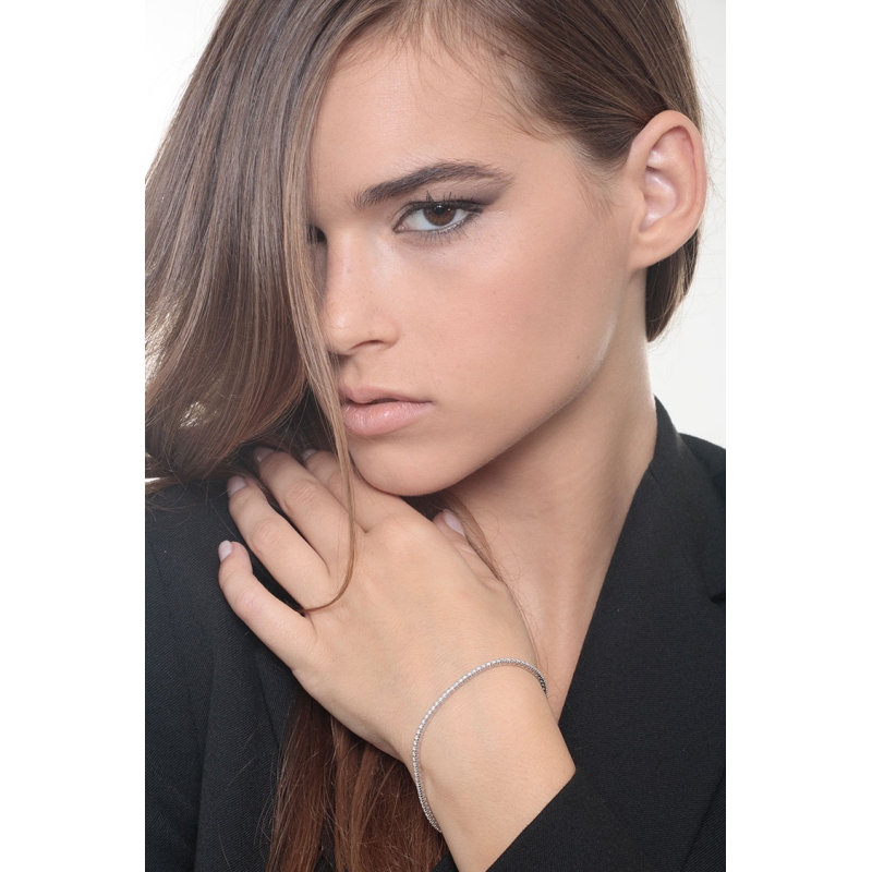 Bracelet tennis à griffes en or blanc 18k et diamants 