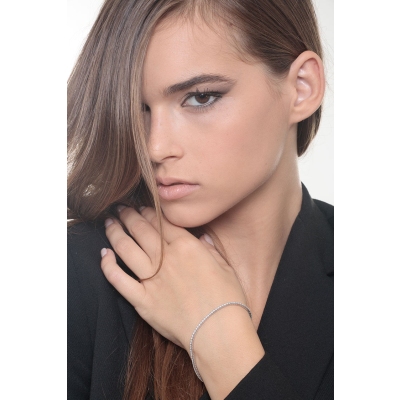 Bracelet tennis à griffes en or blanc 18k et diamants 