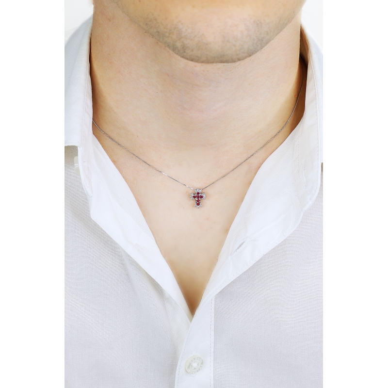 Collier en or blanc 18k avec croix en rubis et diamants