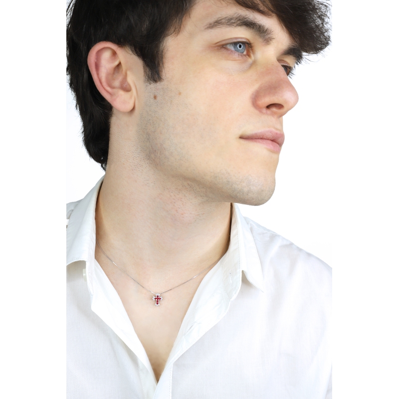 Collier en or blanc 18k avec croix en rubis et diamants