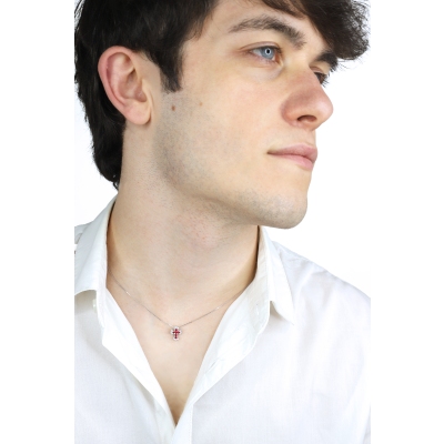 Collier en or blanc 18k avec croix en rubis et diamants