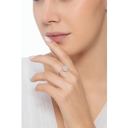 Bague fleur halo en forme avec diamant central de CT0.30 2