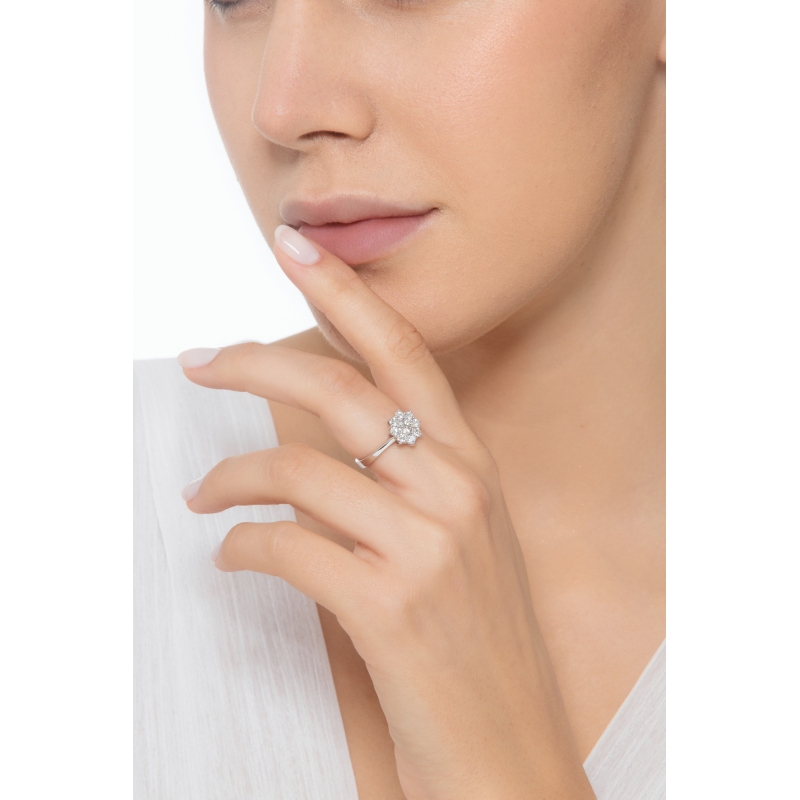 Bague fleur halo en forme avec diamant central de CT0.30