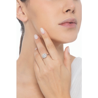 Bague halo en forme de fleur avec diamant central 0.50 ct or blanc 18k