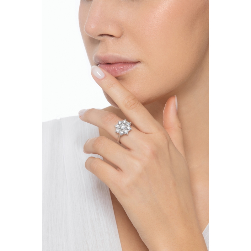 Bague halo en forme de fleur avec diamant central  CT0.90