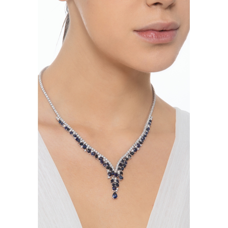 Collier en Y cascade en or blanc 18k avec saphirs bleus goutte et diamants