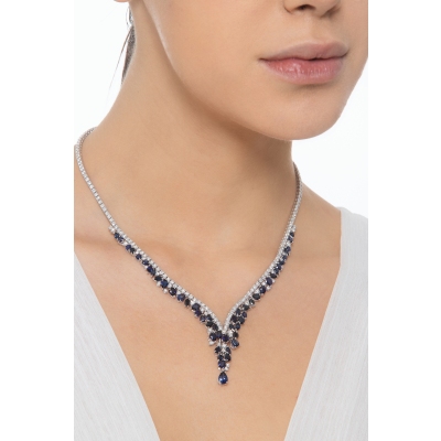 Collier en Y cascade en or blanc 18k avec saphirs bleus goutte et diamants