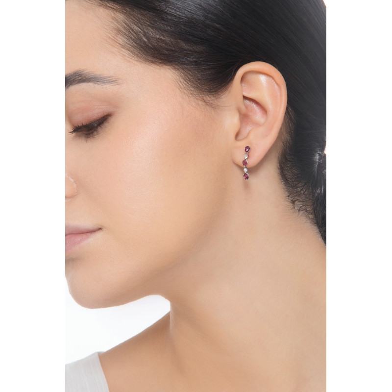 Boucles d’oreilles or blanc 18k avec rubis poire et diamants