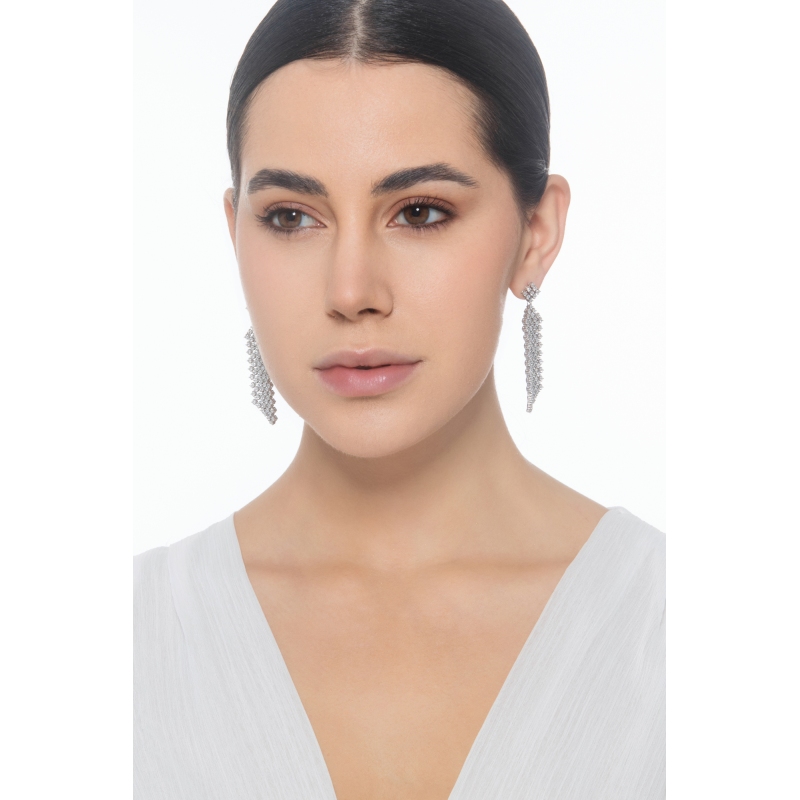 Boucles d’oreilles pendantes en or blanc 18k serties de diamants