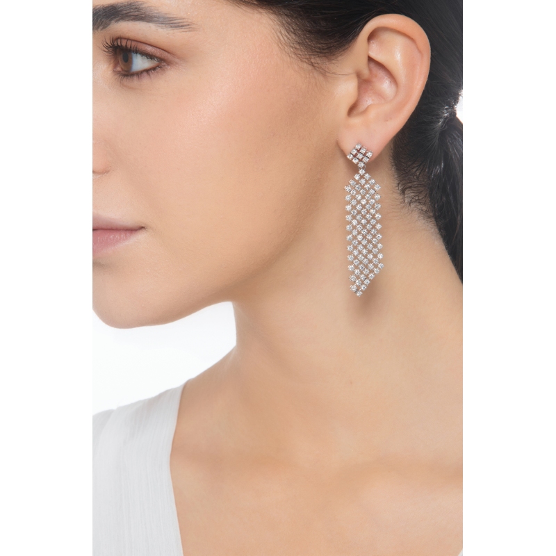 Boucles d’oreilles pendantes en or blanc 18k serties de diamants