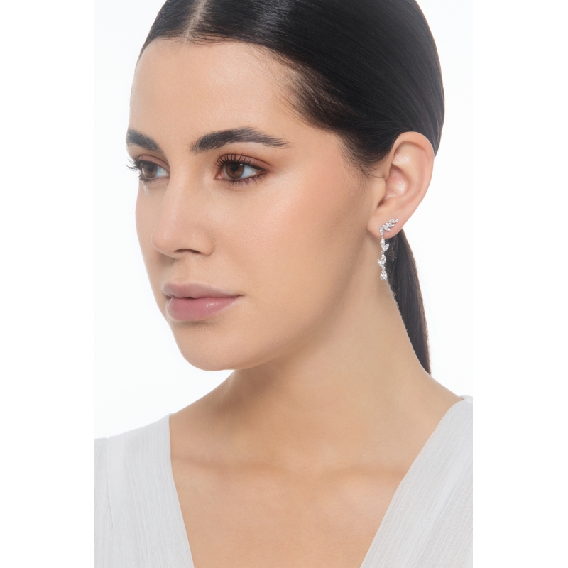 Boucles d'oreilles pendantes en or blanc 18k et diamants