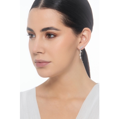 Boucles d'oreilles pendantes en or blanc 18k et diamants