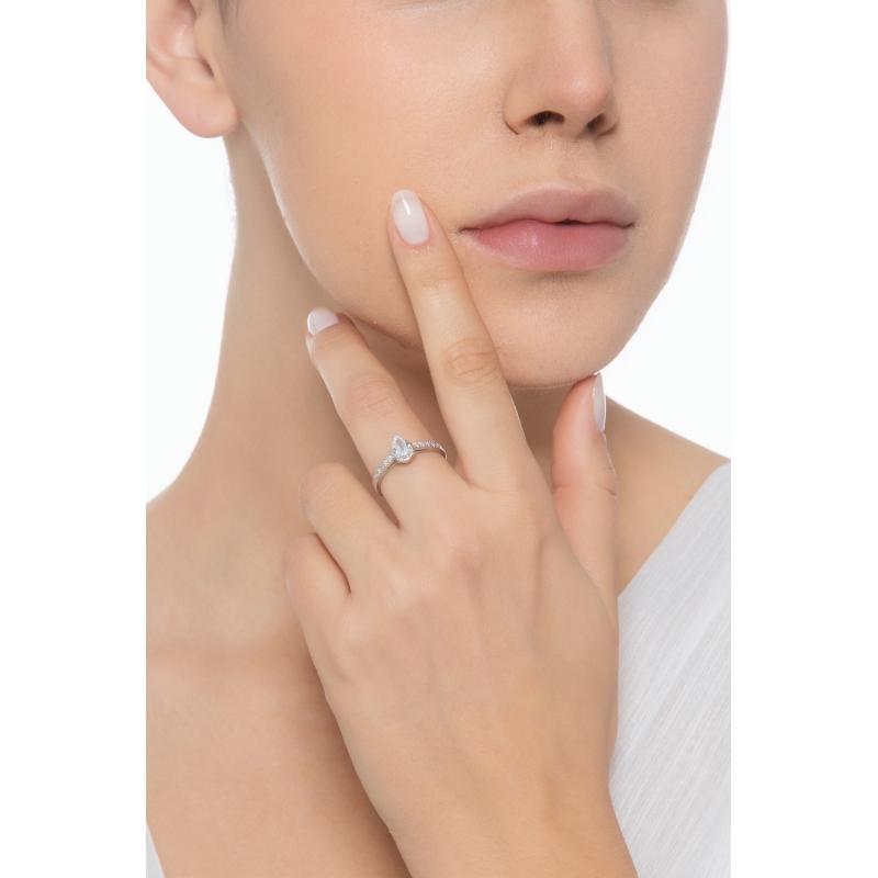 Bague avec diamant taille cœur 0,50 ct GIA en or blanc 18k