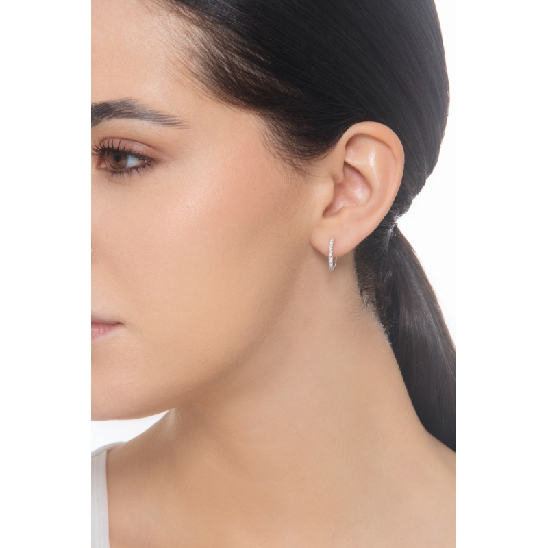 Mono boucle d'oreille ovale en or blanc 18 carats et diamants