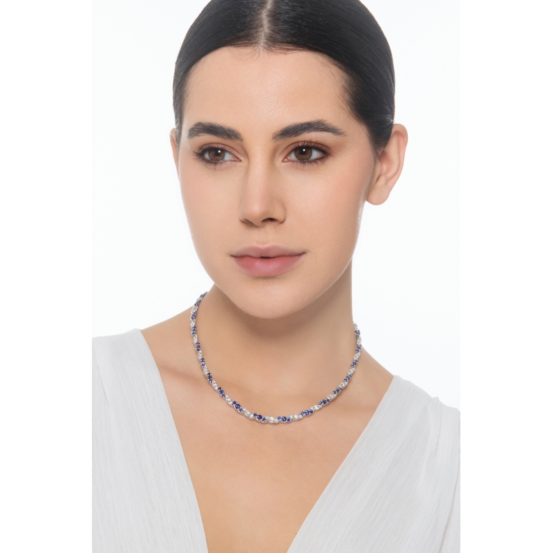 Collier en or blanc avec saphirs bleus et diamants alternés 