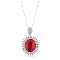 Collier halo en or blanc 18k avec un rubis ovale 