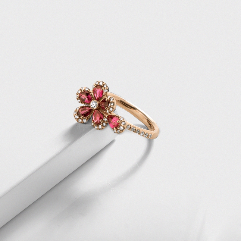 Bague fleur en or rose 18k avec rubis