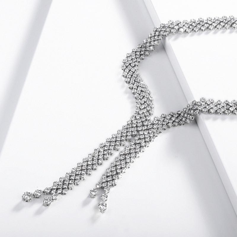 Collier en Y design en or blanc 18k avec pavé de diamants