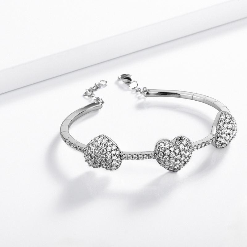 Bracelet en or blanc et diamants avec trois cœurs