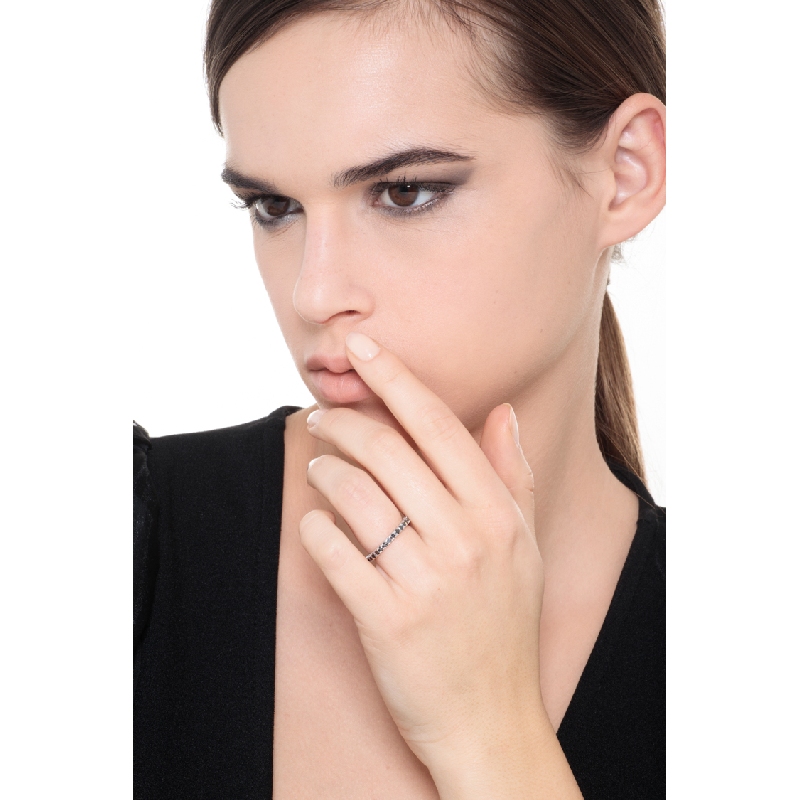 Bague Eternity à griffes en or blanc 18 carats avec diamants noirs