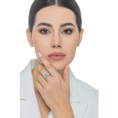 Bague en or blanc 18kt aigue-marine ovale et diamants 