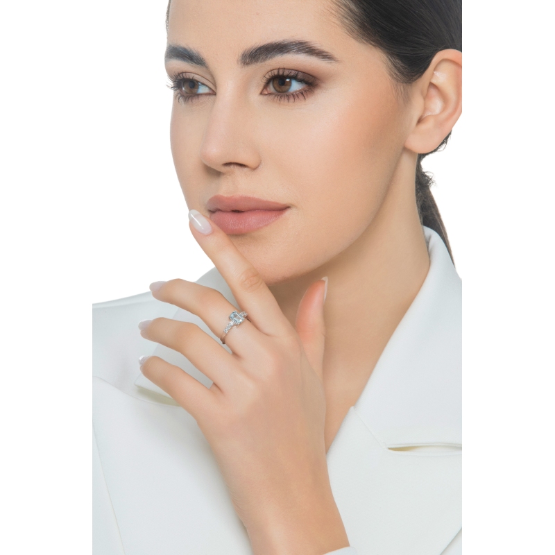 Bague avec brillants et aquamarine rectangulaire