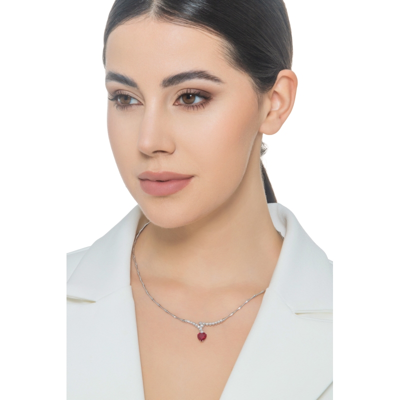 Collier en or blanc 18 carats avec un rubis à cœur 