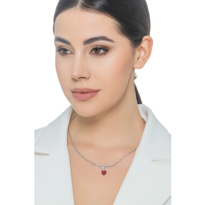 Collier en or blanc 18 carats avec un rubis à cœur 