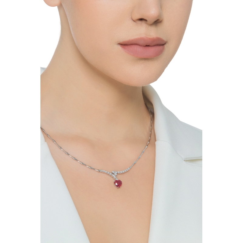 Collier en or blanc 18 carats avec un rubis à cœur 