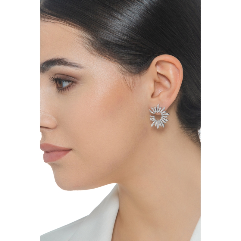 Boucles d'oreilles design avec diamants en or blanc 18k