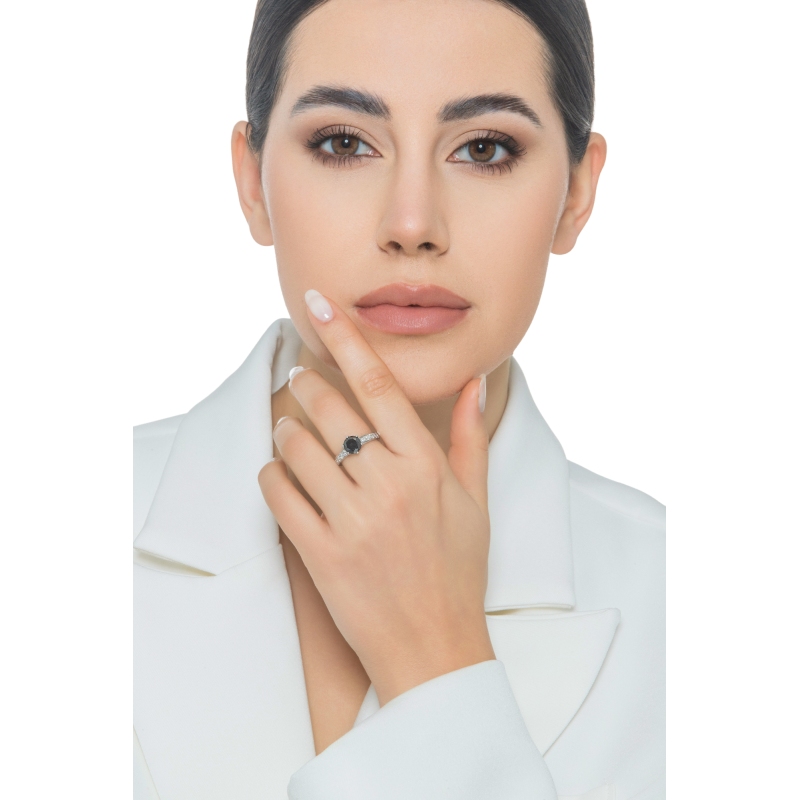 Bague solitaire en or blanc 18k et diamant noir