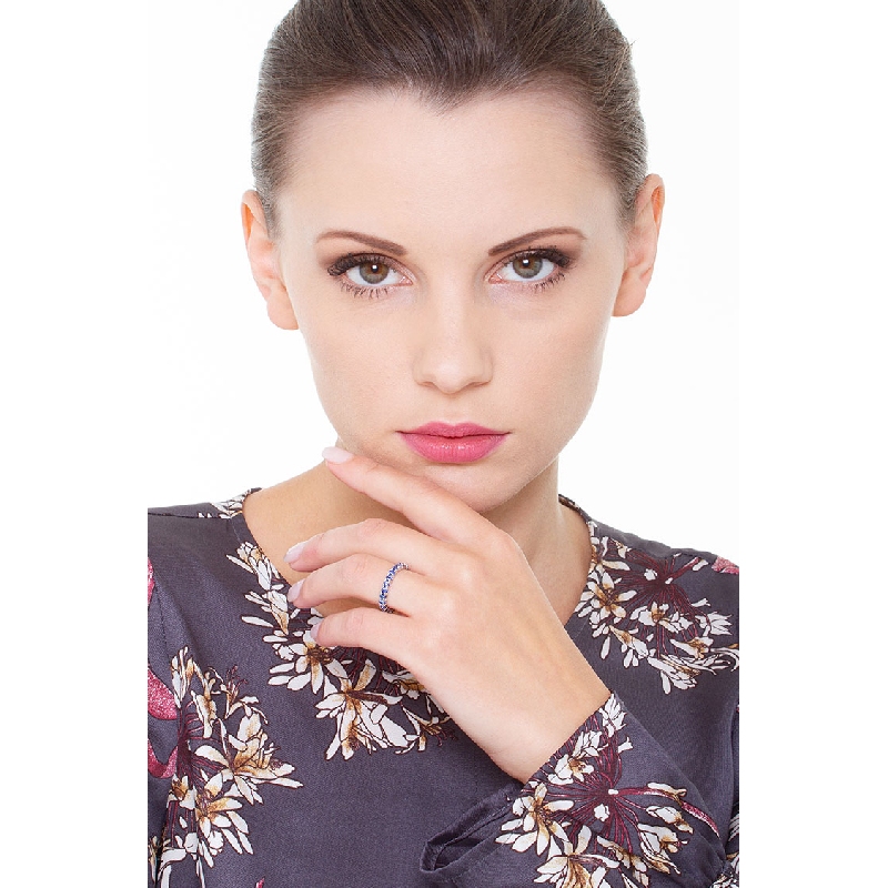 Alliance rivière en or blanc 18k avec saphirs bleu