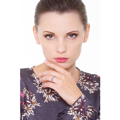 Alliance rivière en or blanc 18k avec saphirs bleu