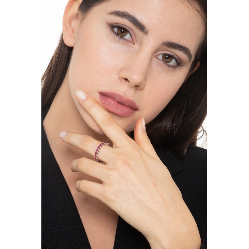 Bague d'anniversaire à tour complet en or blanc 18k avec rubis