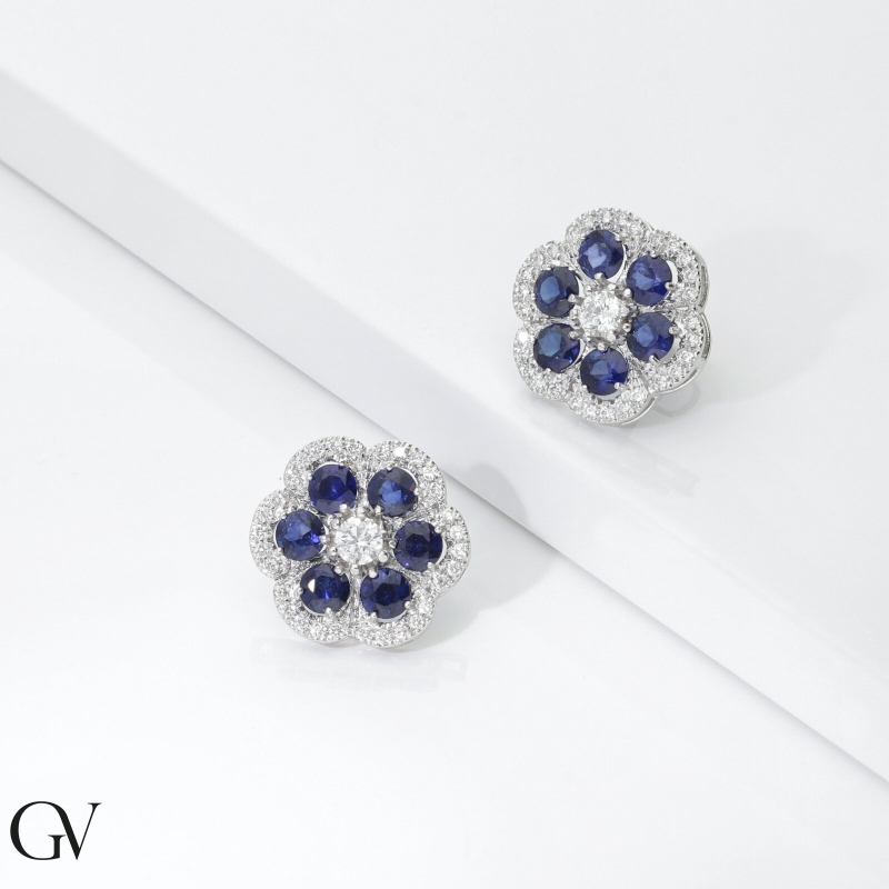 Boucles d’oreilles en or avec fleur saphirs bleus et diamants