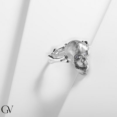 Bague en or blanc 18k tête de mort et diamants