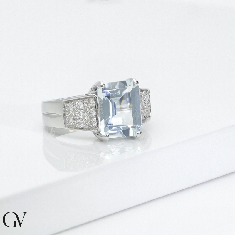 Bague sophistiquée en or blanc 18k avec une aquamarine centrale 