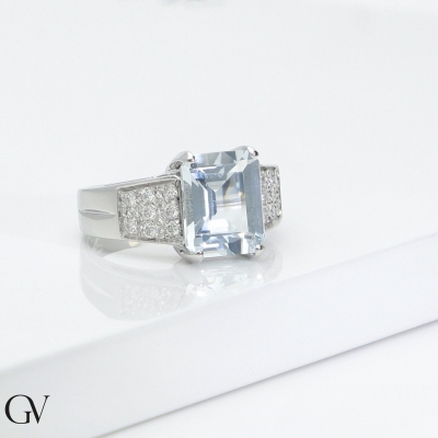 Bague sophistiquée en or blanc 18k avec une aquamarine centrale 