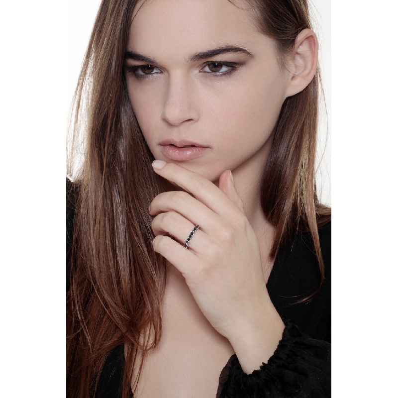 Bague homme Eternity à griffes en or blanc 18k sertie de diamants noirs