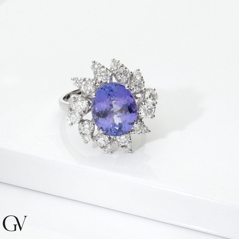 Bague en or blanc 18k avec une tanzanite ovale et des diamants